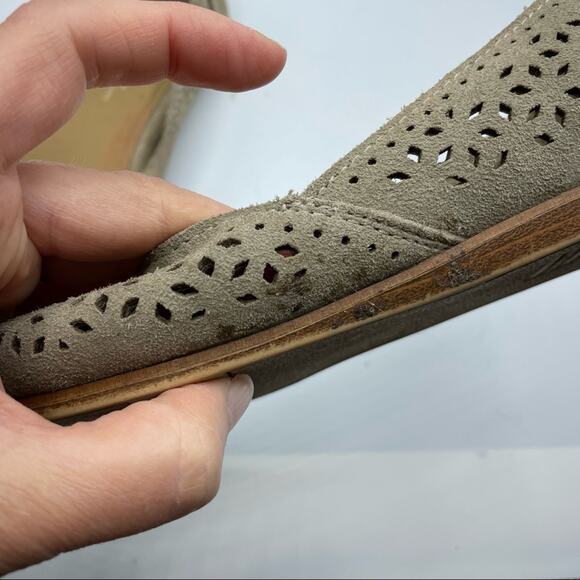 Toms Beige Leather Laser Cut Slip On Flats Womens 6.5 Shoes Comfort Ballet - Picture 10 of 10
